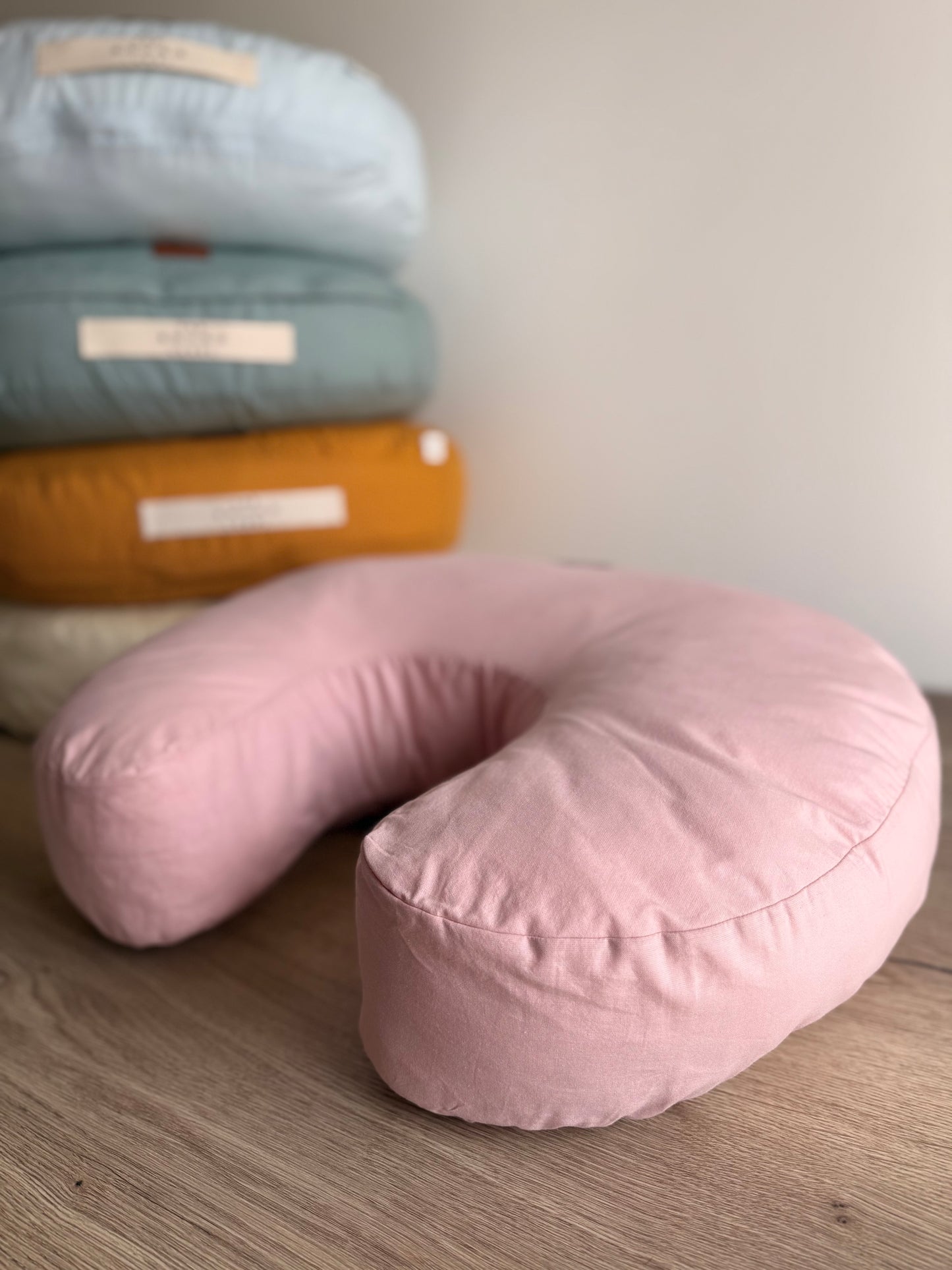 Blazina za dojenje z roza bombažno prevleko