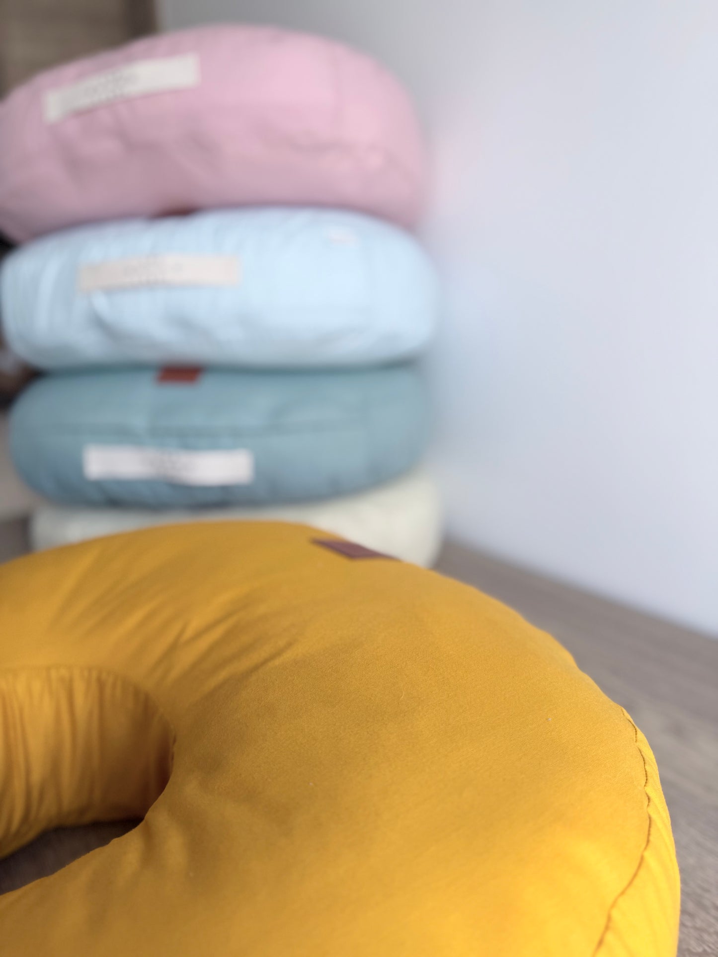 Blazina za dojenje z gorčično rumeno bombažno prevleko