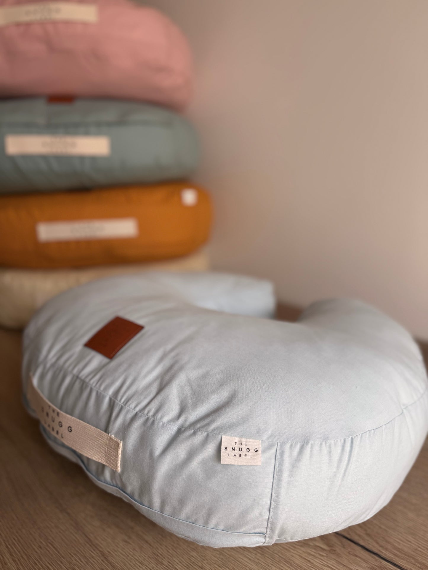 Blazina za dojenje s svetlo modro bombažno prevleko