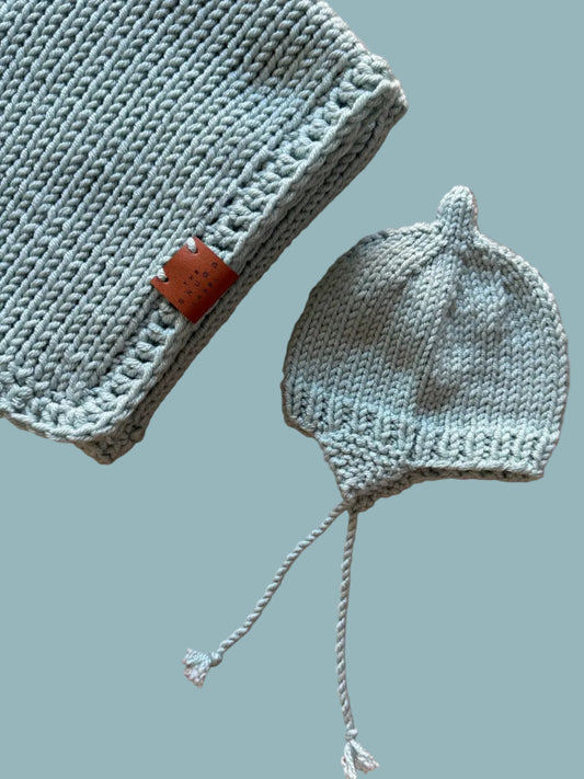 Ročno pleten komplet - modra odejica in kapica