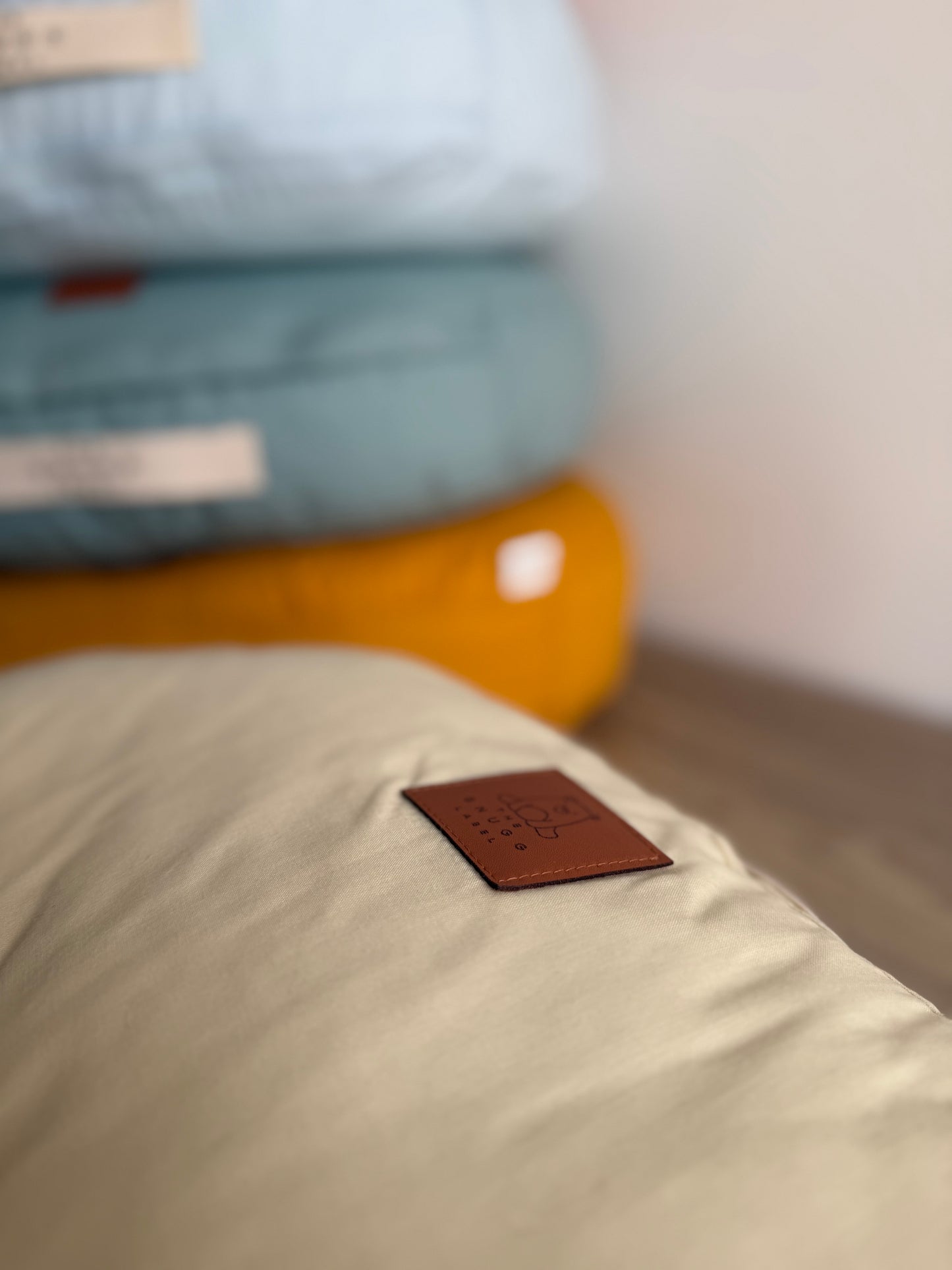 Blazina za dojenje z bež bombažno prevleko