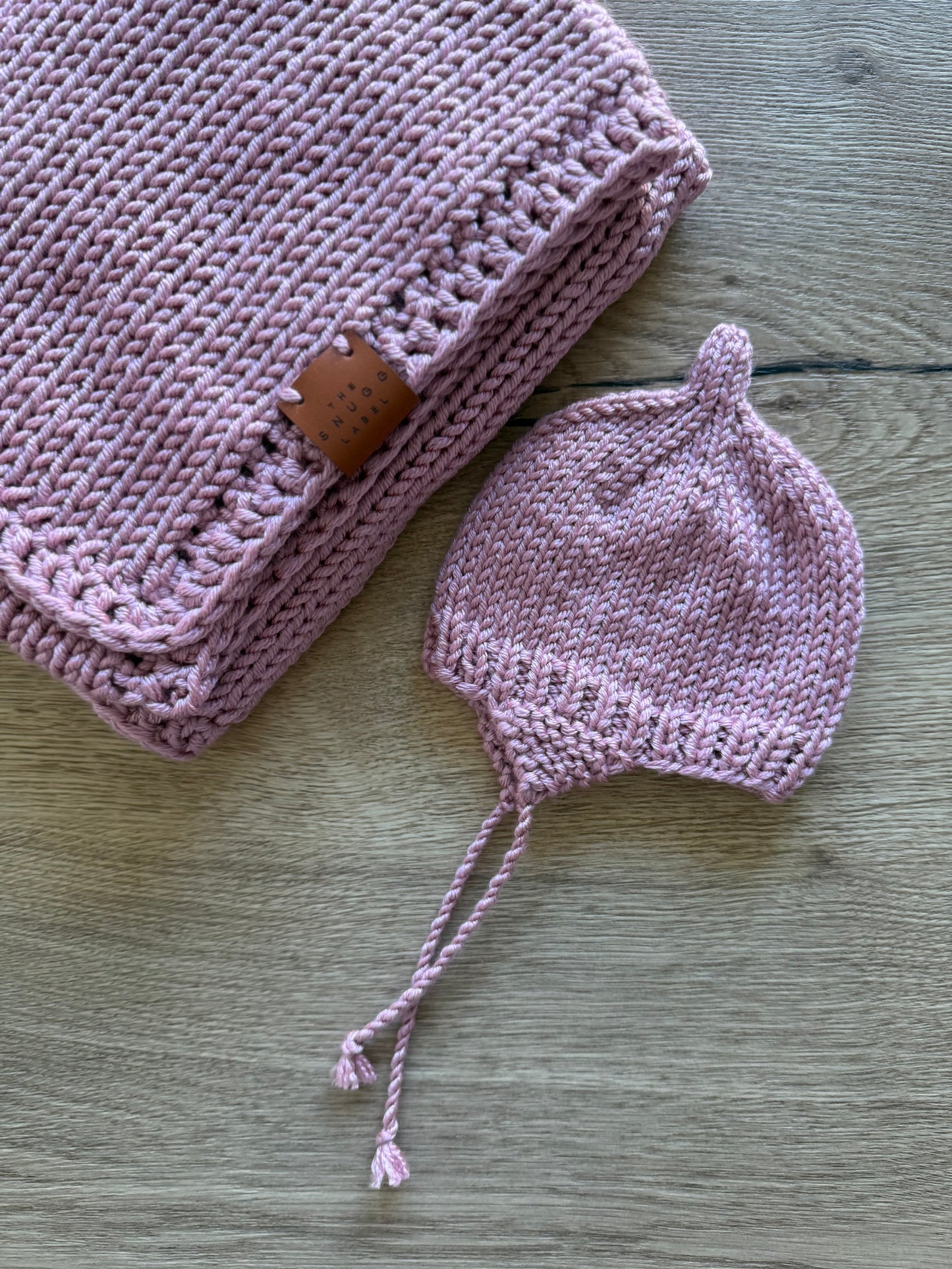 Ročno pleten komplet - roza odejica in kapica