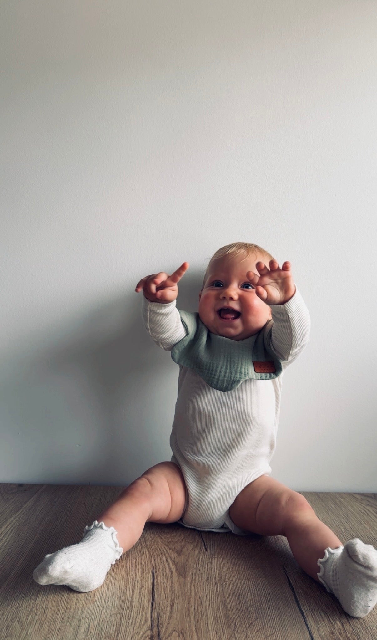 Slinček z valovitim robom - set 2 - bela in zelena