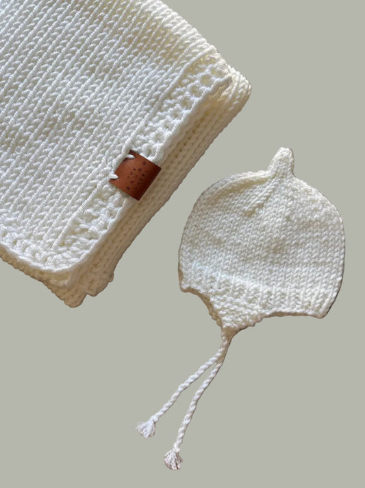 Ročno pleten komplet - bela odejica in kapica