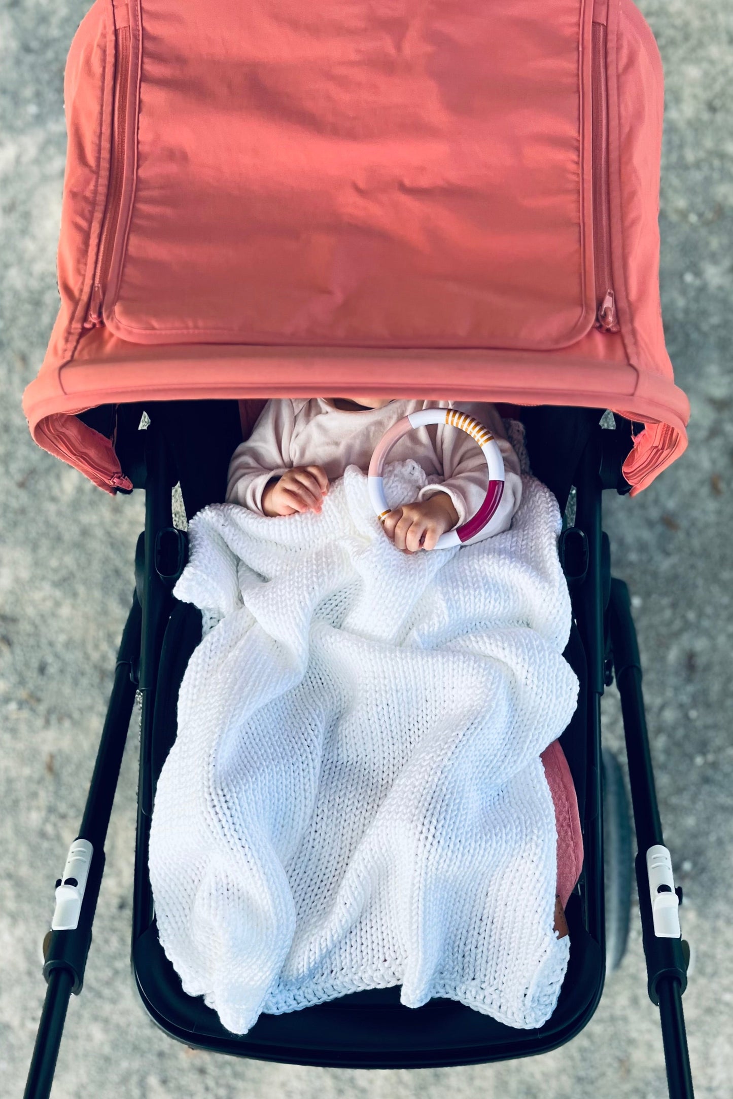 Ročno pleten komplet - siva odejica in kapica