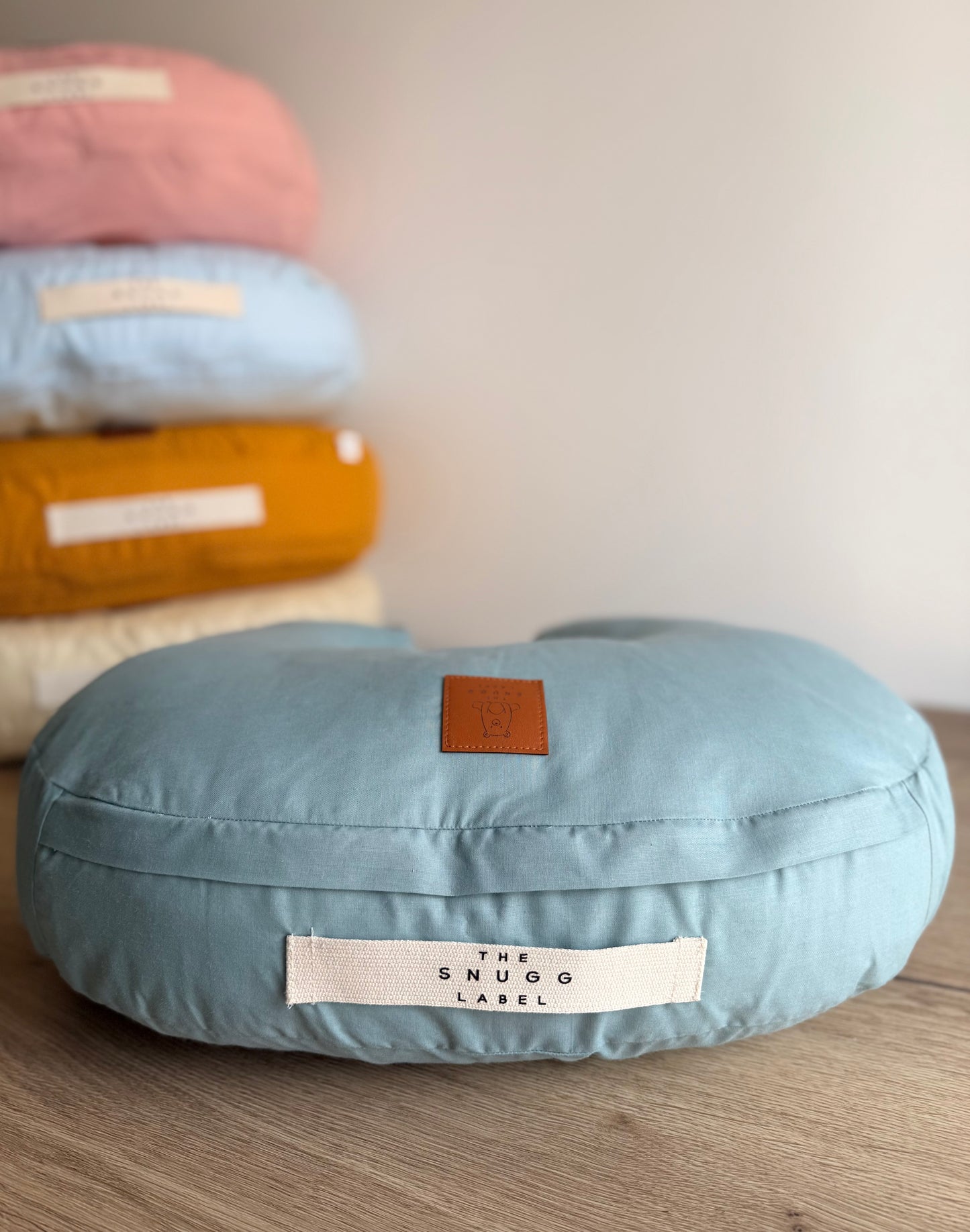 Blazina za dojenje z modro bombažno prevleko