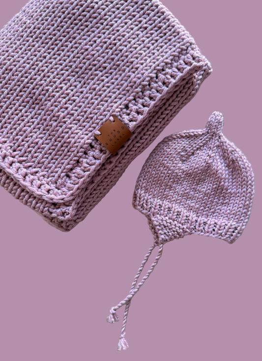 Ročno pleten komplet - roza odejica in kapica