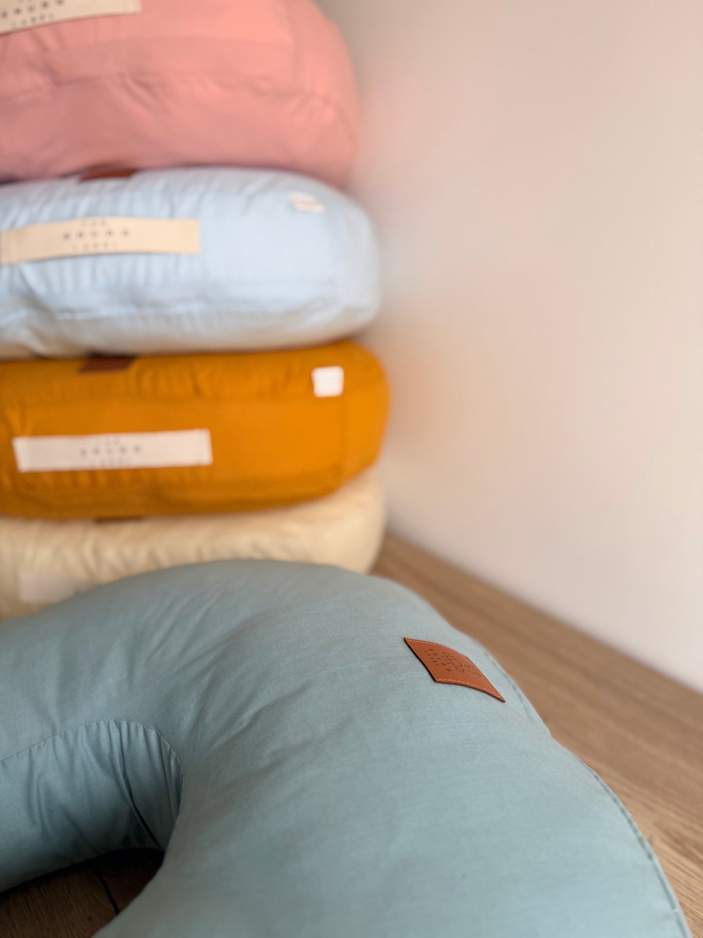 Blazina za dojenje z modro bombažno prevleko