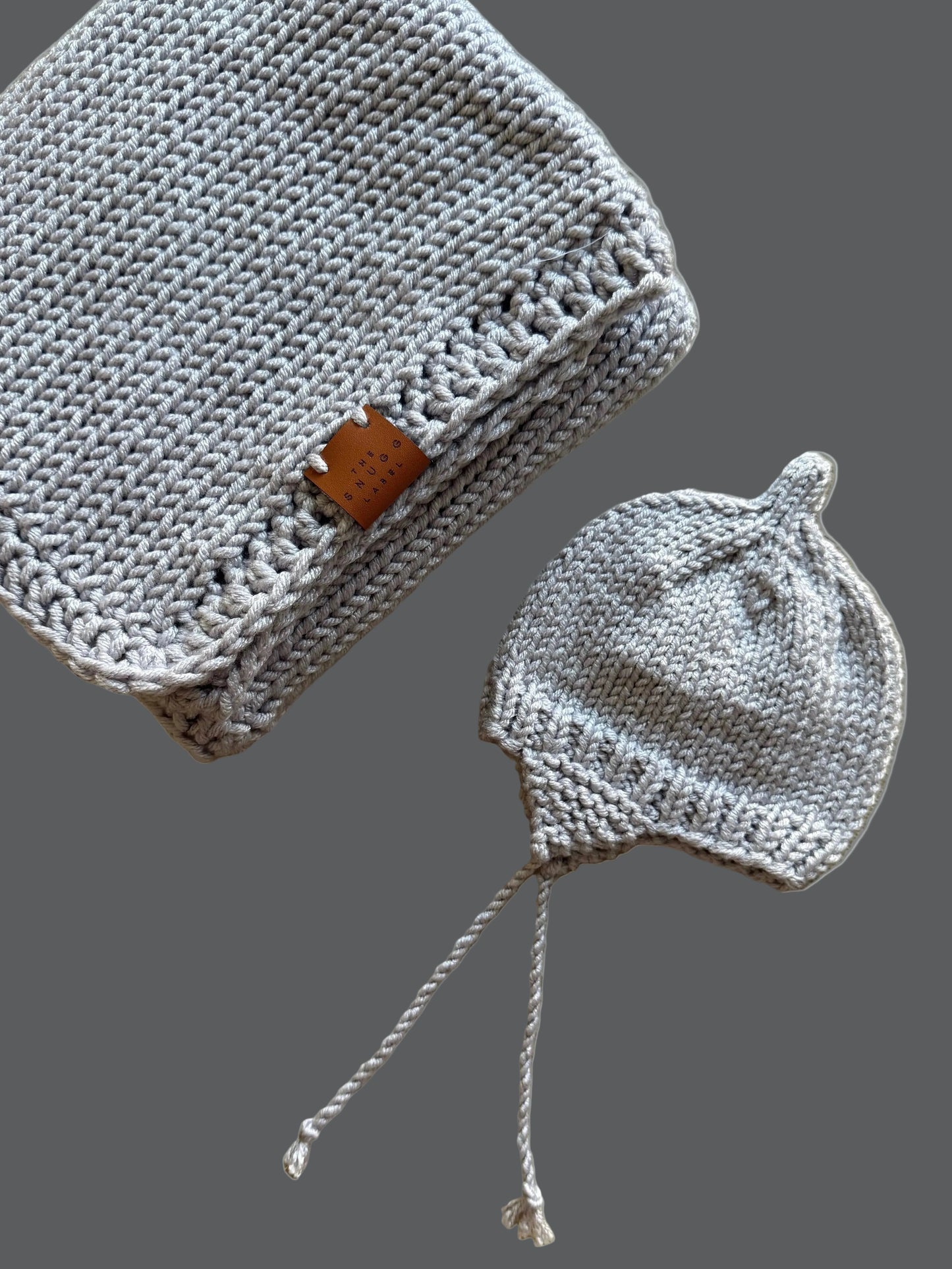 Ročno pleten komplet - siva odejica in kapica