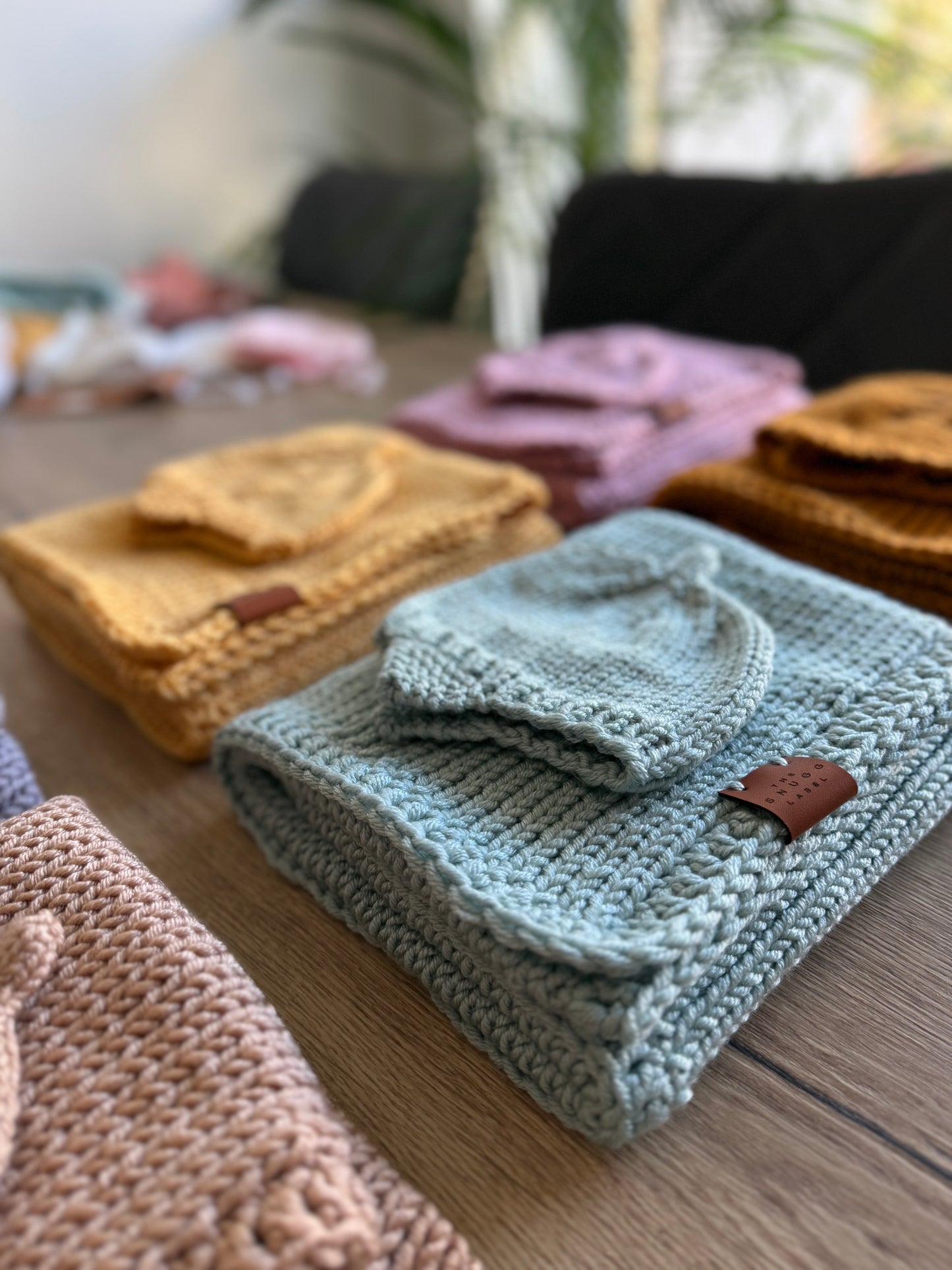 Ročno pleten komplet - modra odejica in kapica