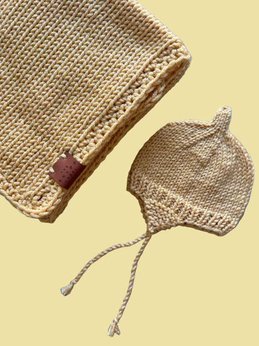 Ročno pleten komplet - rumena odejica in kapica