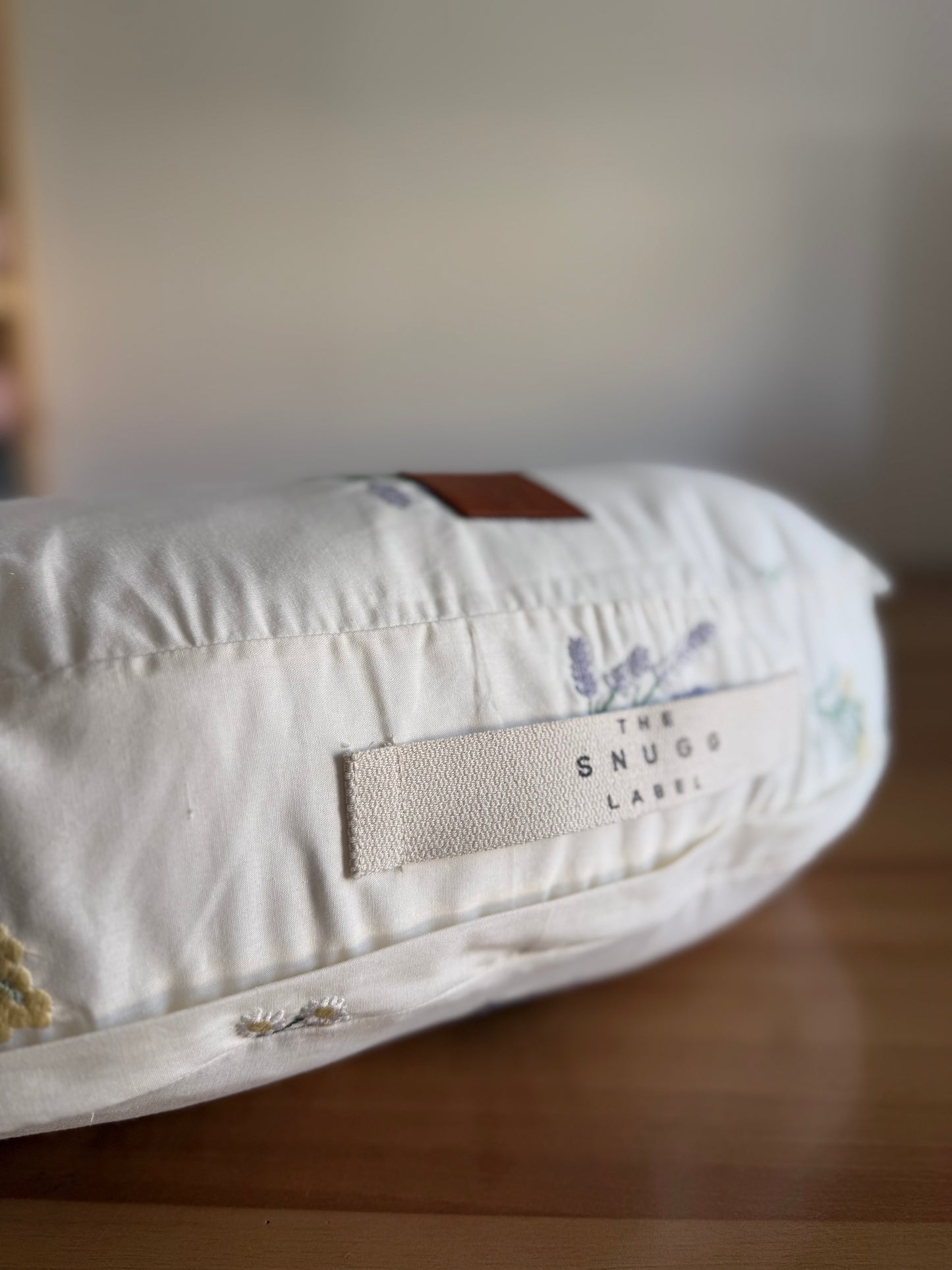 Blazina za dojenje z vezeno bombažno prevleko